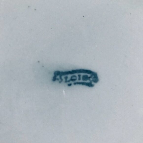 Beautiful Vintage Pattern Chamber Pot with Lid - Picture 12 of 12